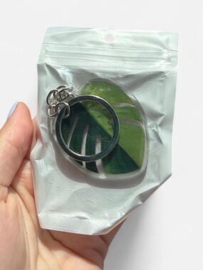 Green Leaf Keyring Phone Accessory - Stylish Green Keychain